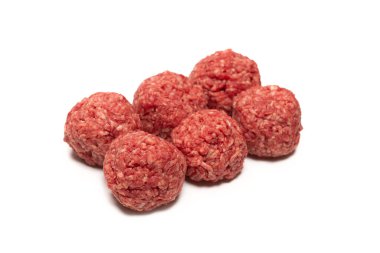 Beyaz arkaplanda çiğ et topları izole.