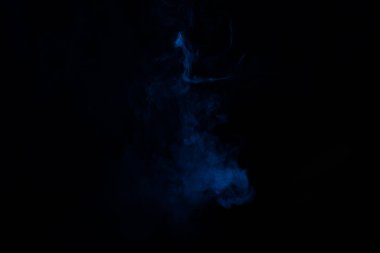 Siyah arka planda mavi ve pembe buhar. Boşluğu kopyala.