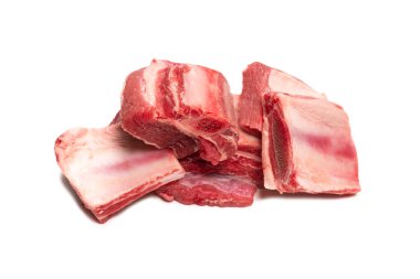 Beyaz arka planda çiğ pirzola. Üst görünüm. 