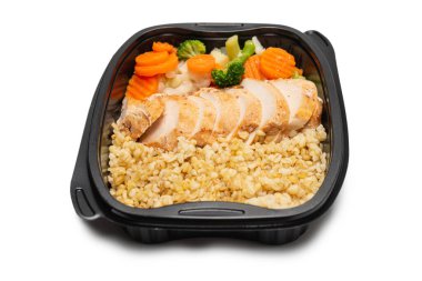 Konteynırda yemek hazır. Haşlanmış tavuk, güveç havuç, lahana ve yulaf lapası. Beyaz bir arkaplanda izole edilmiş. 