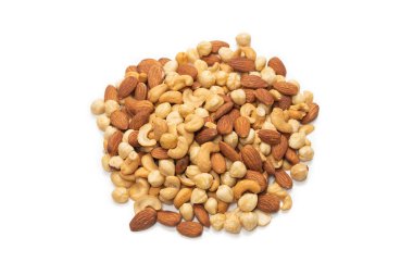 Beyaz arka planda izole edilmiş fındık karışımı. Üst görünüm. 