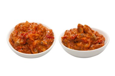 Beyaz arka planda izole edilmiş bir kasede sebze güveci.. 