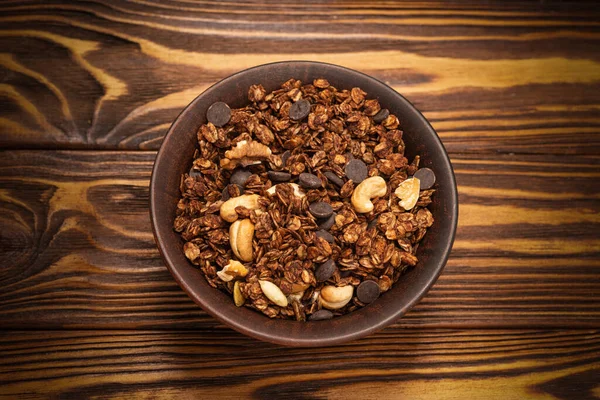 Cereales Granola Chocolate Con Nueces Tazón Sobre Fondo Madera — Foto de Stock