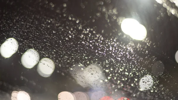 带雨滴和灯光的模糊背景 — 图库照片