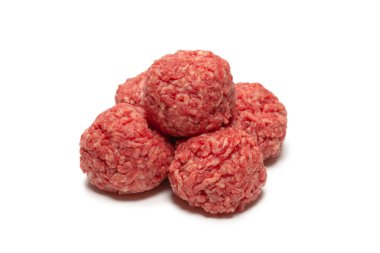 Beyaz arkaplanda çiğ et topları izole.