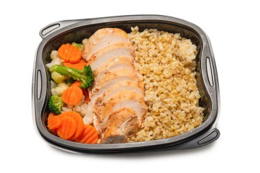 Konteynırda yemek hazır. Haşlanmış tavuk, güveç havuç, lahana ve yulaf lapası. Beyaz bir arkaplanda izole edilmiş. 