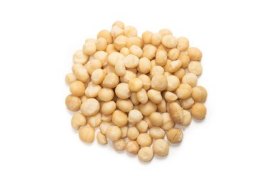 Beyaz arka planda izole edilmiş Macadamia fındıkları. Üst görünüm.