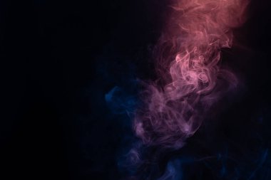 Siyah arka planda mavi ve pembe buhar. Boşluğu kopyala.