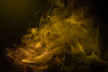 Siyah arka planda sarı ve pembe buhar. Boşluğu kopyala.