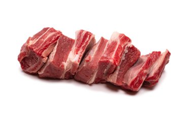 Beyaz arka planda çiğ pirzola. Üst görünüm. 