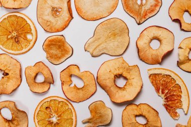 Kurutulmuş meyve beyaz arka planda izole edilmiş. Kurutulmuş greyfurt, kurutulmuş elma, kurutulmuş armut dilimleri.. 