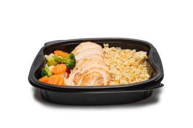 Konteynırda yemek hazır. Haşlanmış tavuk, güveç havuç, lahana ve yulaf lapası. Beyaz bir arkaplanda izole edilmiş. 