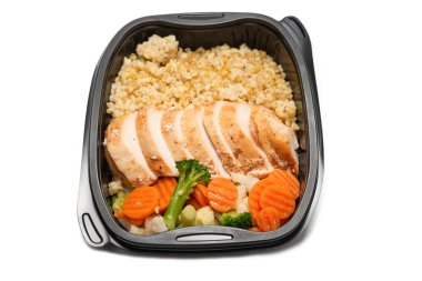 Konteynırda yemek hazır. Haşlanmış tavuk, güveç havuç, lahana ve yulaf lapası. Beyaz bir arkaplanda izole edilmiş. 