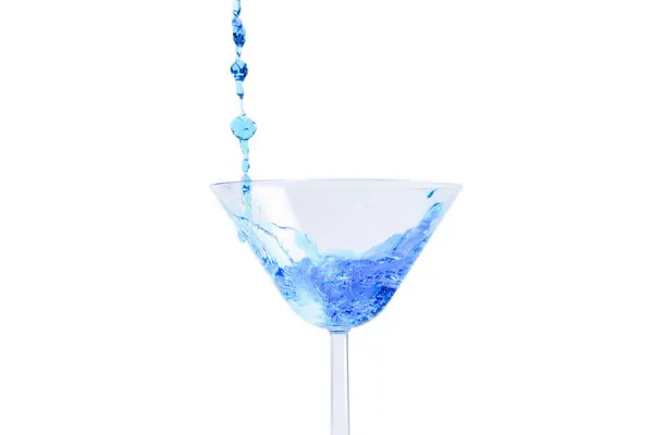 Cocktail Blue Liquid Glass Glass Blue Water Pouring Liquid Splashes — Stock Photo, Image