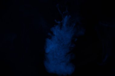 Siyah arka planda mavi ve pembe buhar. Boşluğu kopyala.