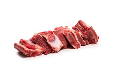 Beyaz arka planda çiğ pirzola. Üst görünüm. 