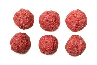 Beyaz arkaplanda çiğ et topları izole.