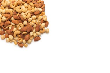 Beyaz arka planda izole edilmiş fındık karışımı. Üst görünüm. 