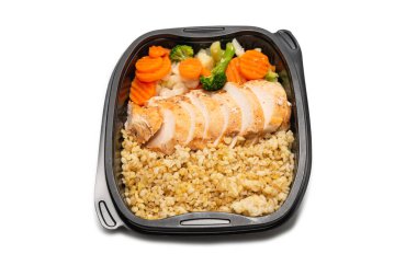 Konteynırda yemek hazır. Haşlanmış tavuk, güveç havuç, lahana ve yulaf lapası. Beyaz bir arkaplanda izole edilmiş. 