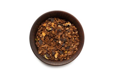 Fındıklı çikolata taneli mısır gevreği. Beyaz arka planda izole edilmiş. 