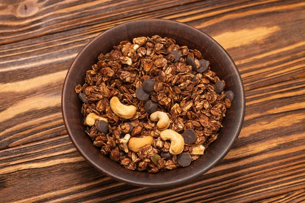 Cereais Granola Chocolate Com Nozes Uma Tigela Fundo Madeira — Fotografia de Stock