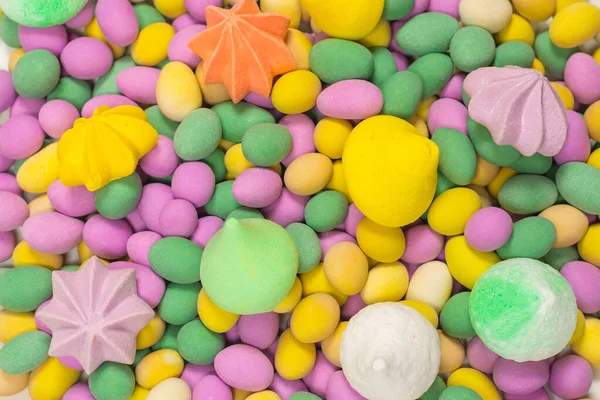 Meringues Colorées Arachides Glacées Isolées Sur Fond Blanc Vue Dessus — Photo