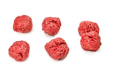 Beyaz arkaplanda çiğ et topları izole.