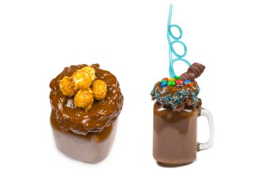 Çikolatalı milkshake, çırpılmış krema, kurabiye, waffle, cam mason kavanozunda servis edilir. 