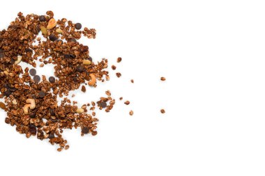 Tahta kaşıkta fındıklı çikolatalı tahıl gevreği. Beyaz arka planda izole edilmiş.