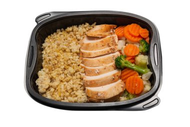 Konteynırda yemek hazır. Haşlanmış tavuk, güveç havuç, lahana ve yulaf lapası. Beyaz bir arkaplanda izole edilmiş. 