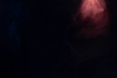 Siyah arka planda mavi ve pembe buhar. Boşluğu kopyala.