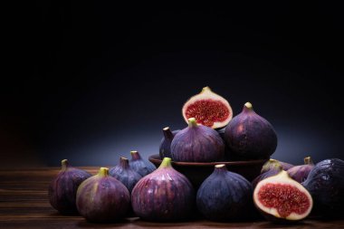 Siyah arka planda lezzetli incirler. Üst Manzara. Dilimler.