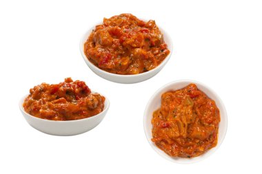 Beyaz arka planda izole edilmiş bir kasede sebze güveci.. 