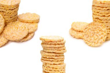 Beyaz arkaplanda pirinç ekmeği izole edilmiş. 