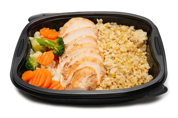 Konteynırda yemek hazır. Haşlanmış tavuk, güveç havuç, lahana ve yulaf lapası. Beyaz bir arkaplanda izole edilmiş. 