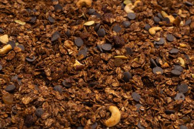 Fındık arkaplanlı çikolatalı gevrek. Üst görünüm. 