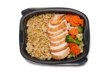 Konteynırda yemek hazır. Haşlanmış tavuk, güveç havuç, lahana ve yulaf lapası. Beyaz bir arkaplanda izole edilmiş. 