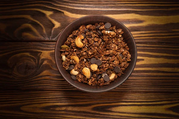 Čokoládové Granola Cereálie Ořechy Misce Dřevěném Pozadí — Stock fotografie