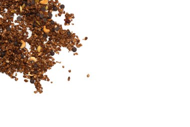 Tahta kaşıkta fındıklı çikolatalı tahıl gevreği. Beyaz arka planda izole edilmiş.