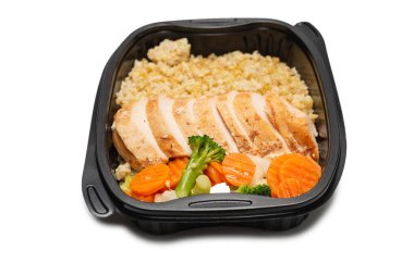 Konteynırda yemek hazır. Haşlanmış tavuk, güveç havuç, lahana ve yulaf lapası. Beyaz bir arkaplanda izole edilmiş. 