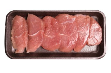 Türkiye filetosu beyaz zemin üzerinde izole edilmiş siyah plastik bir kabın içinde. 