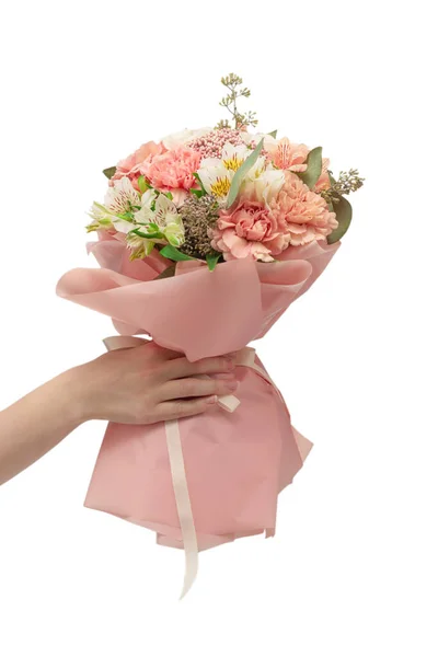 Boeket Zachte Roze Bloemen Roze Inpakpapier Vrouwenhanden Geïsoleerd Witte Achtergrond — Stockfoto