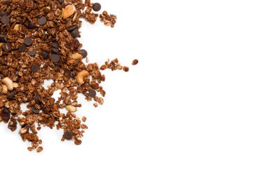 Tahta kaşıkta fındıklı çikolatalı tahıl gevreği. Beyaz arka planda izole edilmiş.