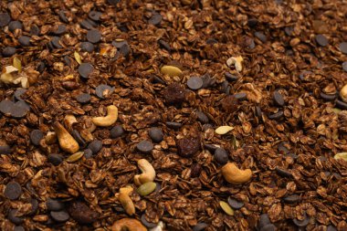 Fındık arkaplanlı çikolatalı gevrek. Üst görünüm. 