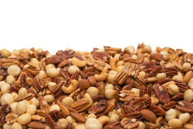 Beyaz arka planda izole edilmiş fındık karışımı. Üst görünüm. 