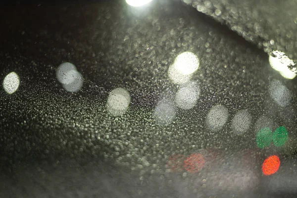 Yağmur Damlaları Işıklarla Bulanık Arkaplan — Stok fotoğraf