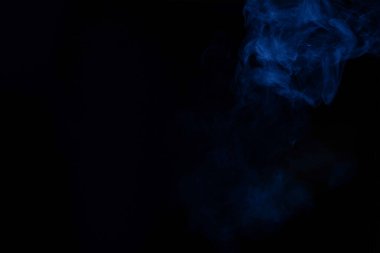 Siyah arka planda mavi ve pembe buhar. Boşluğu kopyala.