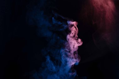 Siyah arka planda mavi ve pembe buhar. Boşluğu kopyala.