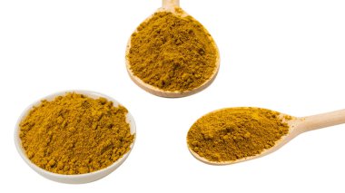 Beyaz arka planda izole edilmiş bir kasede köri.. 