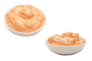 Beyaz arka planda izole edilmiş bir kasedeki sos.. 